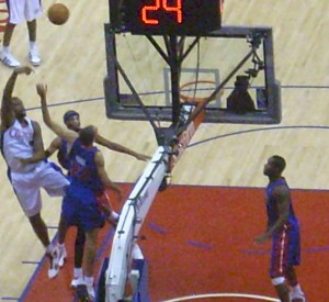 CLIPPERS-PISTONS - FEB 24, 2010 010