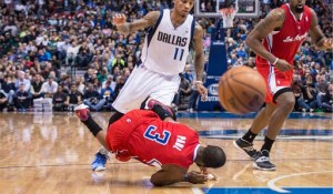 Chris Paul tumbles to the floor separating his right shoulder against the Dallas Mavericks. Thanx: USATODAYSI